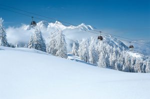 Skilifte und verschneite Berge im Winterzauber der Salzburger Alpen.