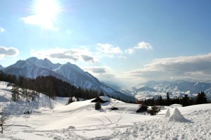 Winterlandschaft in den Salzburger Alpen mit schneebedeckten Bergen und klarem Himmel.