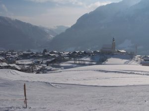 Schneebedeckte Landschaft mit Blick auf St. Veit im Pongau und den umliegenden Bergen.