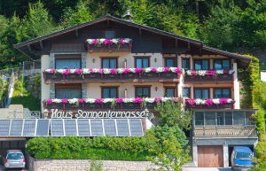 Haus Sonnenterrasse in St. Veit, umgeben von Blumen und Natur, ideal für Ferien in den Alpen.