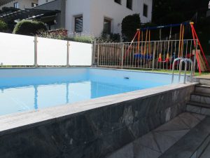 Schwimmbad und Kinder-Spielplatz im Haus Sonnenterrasse, St. Veit im Pongau.