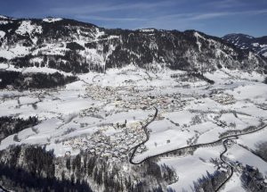 Winterliche Aussicht auf St. Veit im Pongau, umgeben von schneebedeckten Alpenlandschaften.