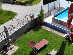 Sonnige Liegewiese mit Pool und Liegen im Haus Sonnenterrasse, St. Veit im Pongau.