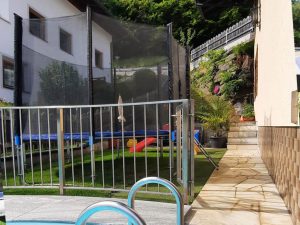 Gartenbereich mit Trampolin, Liegewiese und Schwimmbad im Haus Sonnenterrasse.