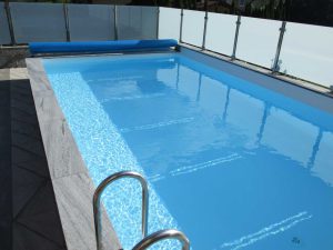 Ein schöner Swimmingpool im Appartementhaus Haus Sonnenterrasse in St. Veit im Pongau.